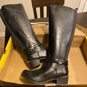 Liz Claiborne- Girls Boots. Size 5 1/2 M